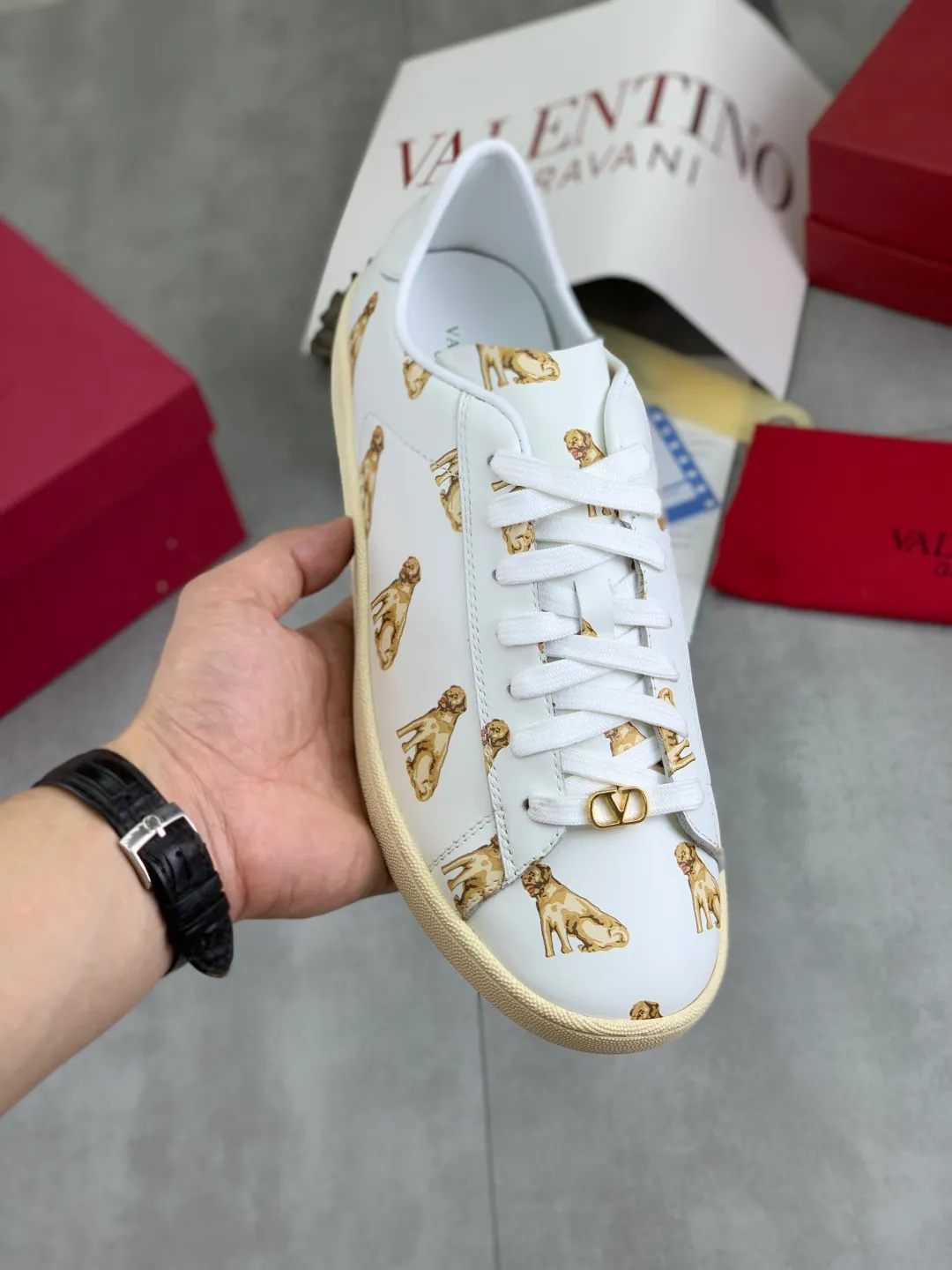 Men's men's shoes 💰P520 New style 💰 Top version Valentino Valentino 25/ Royco series Cherry 🍒Couple style Casual sneakers White shoes Original purchase and development Production Classic and timeless low-top sneakers outline a lazy silhouette, supplemented by low-key and restrained brand details, evolved into a must-have item in the wardrobe, comfortable and versatile!  ✔️Fabric: Original customized first-layer cowhide ✔️Inner lining: Imported breathable sheep lining ✔️Sole: Original molded anti-slip rubber material ✔️Size: 38-45